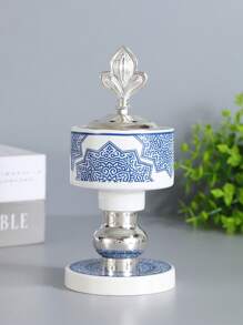 موقد بخور بسيط وأنيق مصنوع من الحديد والخزف الأبيض والأزرق، موقد البخور هذا مناسب لديكور المنزل والغرف والمكاتب وأماكن اليوغا والحفلات، ويخلق جوًا راقيًا. كما يمكن استخدامه لديكور المعابد. هذا موقد العطور هدية مثالية للأعياد والعائدين إلى المدرسة وحفل التخرج والنساء