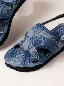 Un par de sandalias de niños de moda, nuevas sandalias de playa para niños del verano 2025, sandalias casuales para fiesta y vacaciones, sandalias de estilo bohemio, sandalias cómodas con suela gruesa y blanda, sandalias con