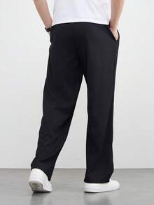 زوج من البناطيل السوداء الرجالية الفضفاضة ذات الساق المستقيمة والواسعة، كاجوال ومتعددة الاستخدامات، قابلة للغسل بالغسالة، بتصميم خصر ربطة