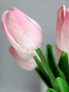 Tulipanes artificiales rosas con un toque realista, en forma de ramos de flores artificiales. Son adecuados para arreglos nupciales, ramos de novia DIY y para decorar habitaciones, restaurantes, cocinas, salas de estar, dormitorios y hogares. Se pueden usar como regalos para cumpleaños, Día de San Valentín, Día de la Madre, Día del Padre y durante la temporada de graduación. - blanco rosa - Ver 5