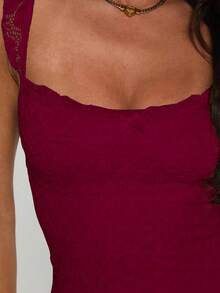 Vestido mini ajustado elegante y de moda con diseño de volantes, tirantes con lazo y aplicaciones de encaje