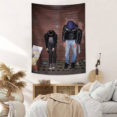 1pc 2-Person Posing Tapestry, Background Decor, Wall Decor, Polyester Hanging Tapestry For Living Room, Bedroom, Office, Dorm, Home Party Decoration, Rectangular Wall Hanging Cloth With Draping Effect. Includes 3 Wall Nails And 2 Clips.