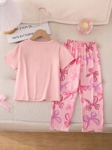 Este elegante e doce conjunto de pijama de 2 peças é projetado para meninas da moda, incluindo uma Top de manga curta com estampa de laço e calça longa com estampa de laço colorida, criando um visual de estilo princesa, adequado para lazer doméstico na primavera/verão, férias, Dia dos Namorados e uso diário. - Rosa Bebê - Visão 2
