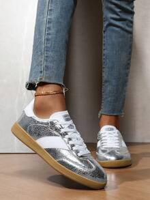 新款高品質女款時尚休閒復古運動鞋，奢華雙色平底鞋，極簡風格，適合學生與情侶，四季皆可穿 - 白色 - 查看 3
