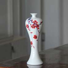 Jarrón de cerámica roja de ciruela: La morada poética de la elegancia oriental en los espacios occidentales. Estos jarrones de cerámica con flores de ciruelo rojo pintadas parecen haber salido directamente de un rollo de pintura oriental. En el contexto de la decoración del hogar europea y americana, rompen el molde convencional. El Body sencillo del jarrón combinado con el vibrante patrón de ciruelo rojo encarna la esencia del espíritu libre de la estética china, al tiempo que satisface la búsqueda occidental de una decoración personalizada. Al usar la cerámica como medio y el ciruelo rojo como motivo, el elegante estilo oriental extiende su presencia poética a los espacios de vida occidentales.
