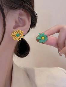 1 Pair Minimalist Elegant Floral Stud Earrings - Green+Yellow - View 2