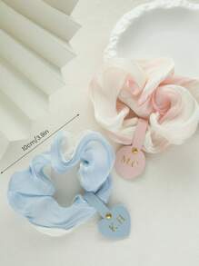 1 Stück personalisierter Initialen glänzender Haarscrunchie, personalisierter goldener Monogramm Haarscrunchie aus Kunstseide mit klassischem, maßgefertigtem Lederetikett, elegantes handgemachtes Haarccessoire, Geschenk zum Geburtstag, Hochzeit für Brautjungfern