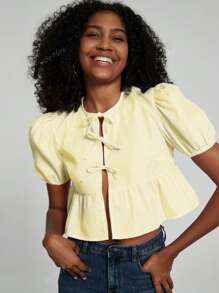 Camisa de mujer de manga corta con cuello redondo, lazo y dobladillo con volantes, de estilo casual y color liso