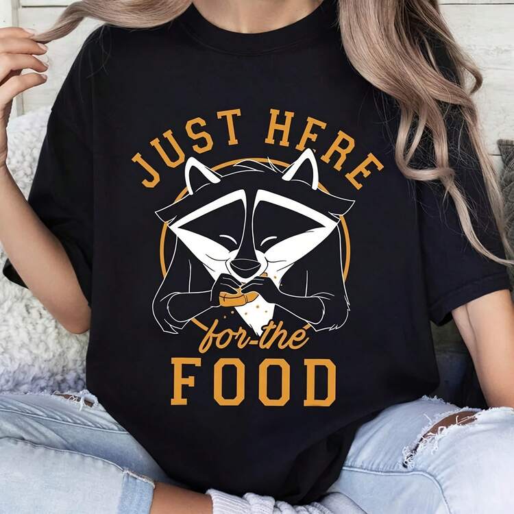 Pocahontas Meeko Just Here For The Food Portrait T-Shirt, Land Family Matching Shirt, Magic Kingdom, WDW Epcot Theme Park220G Cotton Everyday T-Shirt – Feels Like A Hug, Wears Like A Classic – Perfect For Family Photos, Team Events, DIY Printing, Or Lounging – Gift It For Birthdays, Father's Day, Mother's Day, Or Just Because Mots - màu đen - Xem 1