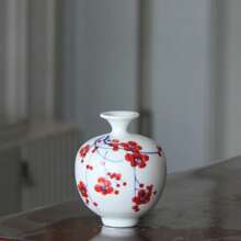 Jarrón de cerámica roja de ciruela: La morada poética de la elegancia oriental en los espacios occidentales. Estos jarrones de cerámica con flores de ciruelo rojo pintadas parecen haber salido directamente de un rollo de pintura oriental. En el contexto de la decoración del hogar europea y americana, rompen el molde convencional. El Body sencillo del jarrón combinado con el vibrante patrón de ciruelo rojo encarna la esencia del espíritu libre de la estética china, al tiempo que satisface la búsqueda occidental de una decoración personalizada. Al usar la cerámica como medio y el ciruelo rojo como motivo, el elegante estilo oriental extiende su presencia poética a los espacios de vida occidentales.