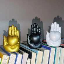 1 Peça, Ornamento de Gesto em Forma de Coração, Ornamento da Mão de Buda do Coração Amoroso. É uma Decoração Clássica para o Lar. Esses Ornamentos Podem Ser Colocados em Mesas, Mesas de Cabeceira, Mesas de Centro da Sala de Estar, Etc., Adicionando um Ambiente Quente e Romântico aos Casamentos. Eles Também Podem Servir como Decorações Festivas e Adornos para Confissões de Namoro, Criando uma Pequena Surpresa para o seu Amor na Vida Diária.