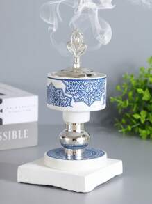 موقد بخور بسيط وأنيق مصنوع من الحديد والخزف الأبيض والأزرق، موقد البخور هذا مناسب لديكور المنزل والغرف والمكاتب وأماكن اليوغا والحفلات، ويخلق جوًا راقيًا. كما يمكن استخدامه لديكور المعابد. هذا موقد العطور هدية مثالية للأعياد والعائدين إلى المدرسة وحفل التخرج والنساء