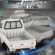 新款1:16比例遥控漂移攀爬2.4G喷水车，带喷水功能、音乐、灯光、尾灯、可开启车门，适合作为男孩女孩的趣味生日或节日礼物。