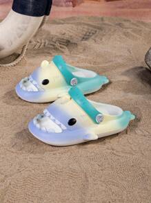 Sandalias transpirables con diseño de tiburón de dibujos animados para niños, zapatos de jardín de EVA antideslizante y de alta elasticidad, zapatos de playa de bloques de colores arcoíris