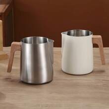 1 Jarra para espumar leche para café, mango de grano de madera anticalorosa, acero inoxidable 304, con escala interior precisa, flujo de espuma de leche de control preciso tipo pico de águila, adecuada para principiantes para hacer espuma de leche, taza profesional de espuma de leche para café, duradera y fácil de limpiar, experiencia profesional en cucharilla, creando espuma de leche densa, utensilio de oficina y hogar para café 350/580ml Regreso a clases