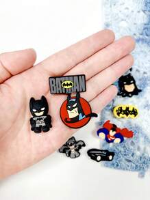 Warner Bros 13 piezas de Encantos de zapato de superhéroes de Batman y Superman de dibujos animados lindos de Warner Bros. para decorar zuecos, accesorios de encantos de zapato para decoración de zapatos de mujeres y hombres - el regalo perfecto