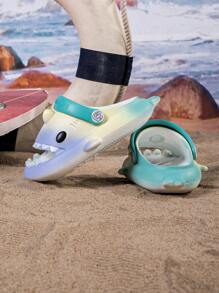 Sandalias transpirables con diseño de tiburón de dibujos animados para niños, zapatos de jardín de EVA antideslizante y de alta elasticidad, zapatos de playa de bloques de colores arcoíris