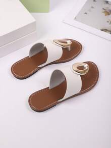 صنادل شاطئ مسطحة على الطراز الأوروبي والأمريكي الكلاسيكي للصيف. أنيقة ومتعددة الاستخدامات. ارتديها وستصبحين أجمل فتاة في الصيف'