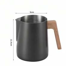 1 Jarra para espumar leche para café, mango de grano de madera anticalorosa, acero inoxidable 304, con escala interior precisa, flujo de espuma de leche de control preciso tipo pico de águila, adecuada para principiantes para hacer espuma de leche, taza profesional de espuma de leche para café, duradera y fácil de limpiar, experiencia profesional en cucharilla, creando espuma de leche densa, utensilio de oficina y hogar para café 350/580ml Regreso a clases