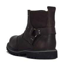 Bota Casual para Caballero Corte Vacuno Suela de Hule, con un forro interior 100% Poliéster, además de incluir una plantilla ergonómica lavable removible de Memori Foand con capa superior textil poliéster con tratamiento antimicótico inhibidor de bacterias y hongos, a los lados cuenta con un Elástico de poliéster y látex para mayor facilidad en su uso personal