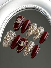 10件套奢华美甲饰品套装，包含一条长款杏仁形樱桃激光链，镶满水钻，尽显高端优雅，白色欧式风格，宛如盔甲般闪耀。这款时尚美甲装饰套装可覆盖整个指甲，配有假指甲，适合日常佩戴、派对和晚宴。可塑形且可重复使用。套装还包含凝胶指甲油和指甲锉作为赠品。美甲配件，按压式美甲贴纸。手工按压式美甲用品。 - 紅白色 - 查看 3