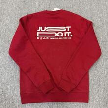 Nike 男士户外运动休闲舒适圆领套头长袖保暖卫衣，带刺绣Logo，建议购买大一码。 - 紅色 - 查看 4