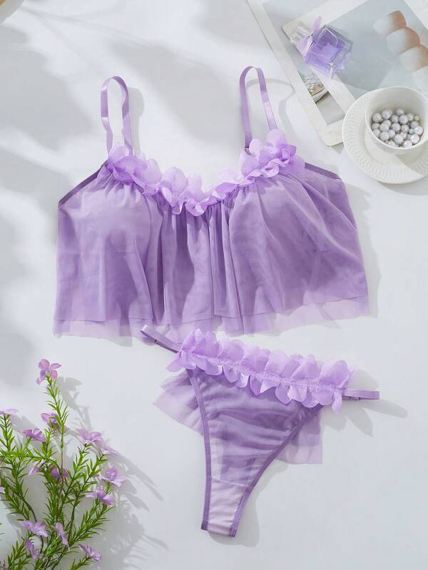Lingerie sexy con sottoveste in rete trasparente ricavata, design con collo alto e schiena scoperta. La camicia da notte in rete con dettagli in pizzo è una lingerie seducente.