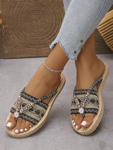 夏季复古休闲黑色绑带凉鞋，饰以金色条纹、刺绣和编织纹理设计，平底软底人字拖，适合日常休闲、观光、度假、音乐节、活动等场合。 - 黑色 - 查看 7