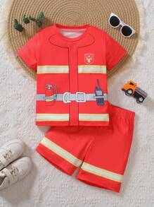 Set de 2 piezas para niños pequeños: Camiseta de manga corta con cuello redondo y estampado de bombero de dibujos animados, y pantalones cortos deportivos flojos rojos de estilo casual y chic de la calle