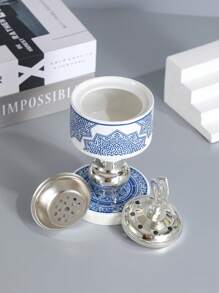 موقد بخور بسيط وأنيق مصنوع من الحديد والخزف الأبيض والأزرق، موقد البخور هذا مناسب لديكور المنزل والغرف والمكاتب وأماكن اليوغا والحفلات، ويخلق جوًا راقيًا. كما يمكن استخدامه لديكور المعابد. هذا موقد العطور هدية مثالية للأعياد والعائدين إلى المدرسة وحفل التخرج والنساء