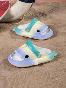 Sandalias transpirables con diseño de tiburón de dibujos animados para niños, zapatos de jardín de EVA antideslizante y de alta elasticidad, zapatos de playa de bloques de colores arcoíris