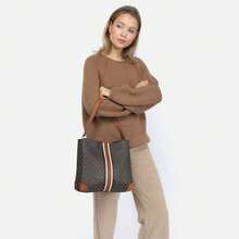 Misako Borse a spalla da donna