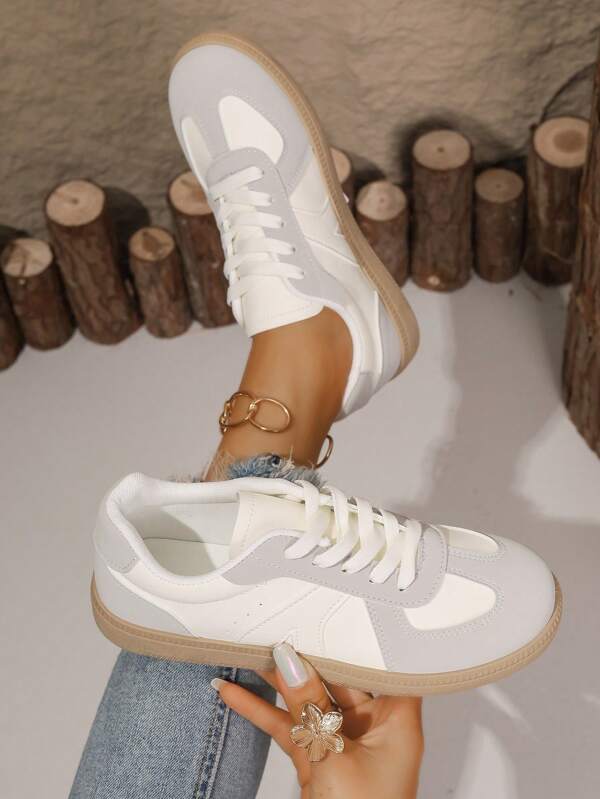 Women's Spring/Autumn New Waterproof Non-Slip Casual Round Toe Low-Top Sneakers Flat Comfortable Versatile Small White Shoes Color Block Athletic Leisure Shoes Retro Fashionable Trainers Suitable For All Seasons