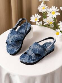 Un par de sandalias de niños de moda, nuevas sandalias de playa para niños del verano 2025, sandalias casuales para fiesta y vacaciones, sandalias de estilo bohemio, sandalias cómodas con suela gruesa y blanda, sandalias con