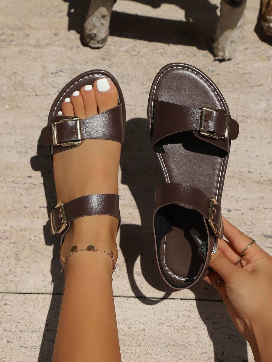 2025新款多带扣凉拖，夏季女士必备户外拖鞋。时尚简约设计，适合日常穿着、度假、海滩。法式平底软底防滑带凉鞋。可调节扣环设计，穿着舒适。