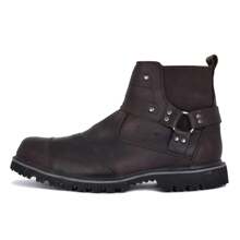 Bota Casual para Caballero Corte Vacuno Suela de Hule, con un forro interior 100% Poliéster, además de incluir una plantilla ergonómica lavable removible de Memori Foand con capa superior textil poliéster con tratamiento antimicótico inhibidor de bacterias y hongos, a los lados cuenta con un Elástico de poliéster y látex para mayor facilidad en su uso personal