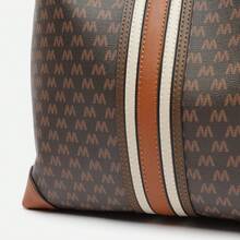 Misako Borse a spalla da donna