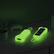 Funda de silicona con forma de corazón linda para el control remoto de Roku TV/Roku Player/Roku Voice Remote (sin conector de auriculares), estuche brillante en la oscuridad para el control remoto de Roku Express 4K+ HD Streaming Stick 4K Premiere Streambar Soundbar LE SE Streaming Media Device