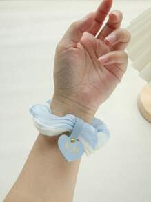 1 Stück personalisierter Initialen glänzender Haarscrunchie, personalisierter goldener Monogramm Haarscrunchie aus Kunstseide mit klassischem, maßgefertigtem Lederetikett, elegantes handgemachtes Haarccessoire, Geschenk zum Geburtstag, Hochzeit für Brautjungfern