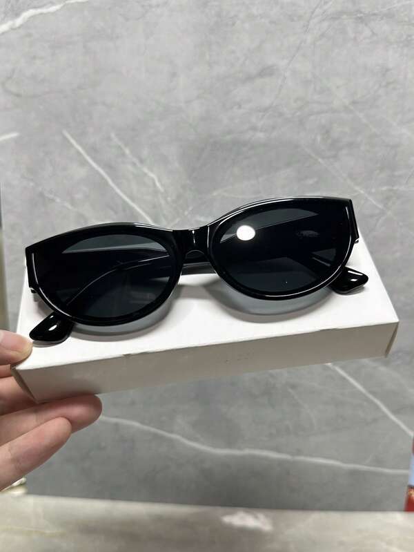 一副女士休闲复古猫眼棕黑色时尚眼镜，适合日常通勤、夏季海滩、街头摄影、打造校园风，方形镜框