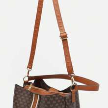 Misako Borse a spalla da donna