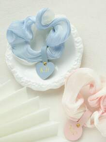 1 Stück personalisierter Initialen glänzender Haarscrunchie, personalisierter goldener Monogramm Haarscrunchie aus Kunstseide mit klassischem, maßgefertigtem Lederetikett, elegantes handgemachtes Haarccessoire, Geschenk zum Geburtstag, Hochzeit für Brautjungfern