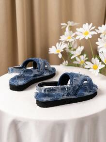 Un par de sandalias de niños de moda, nuevas sandalias de playa para niños del verano 2025, sandalias casuales para fiesta y vacaciones, sandalias de estilo bohemio, sandalias cómodas con suela gruesa y blanda, sandalias con