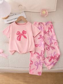Este elegante e doce conjunto de pijama de 2 peças é projetado para meninas da moda, incluindo uma Top de manga curta com estampa de laço e calça longa com estampa de laço colorida, criando um visual de estilo princesa, adequado para lazer doméstico na primavera/verão, férias, Dia dos Namorados e uso diário. - Rosa Bebê - Visão 1
