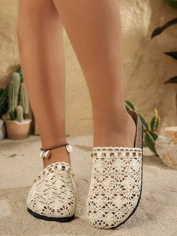 Mules à enfiler pour femme, décorées de rivets en dentelle crochetée, sandales de plage à la mode pour l'été, style décontracté en dentelle creuse, style européen et britannique, recommandées par les célébrités, style vintage, chaussures plates pour toutes les saisons.