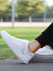 Zapatos deportivos antideslizantes transpirables y ligeros para hombre en verano, zapatos casuales nuevos y versátiles2024 con malla resistente al olor,Zapatillas deportivas para hombre de color sólido, ligeras y transpirables de malla de tela, talón suave y cómodo para proporcionar estabilidad, diseño de suela - Gris - Ver 6