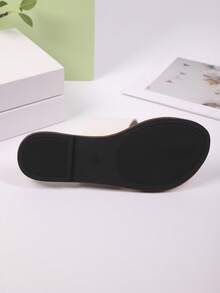 صنادل شاطئ مسطحة على الطراز الأوروبي والأمريكي الكلاسيكي للصيف. أنيقة ومتعددة الاستخدامات. ارتديها وستصبحين أجمل فتاة في الصيف'