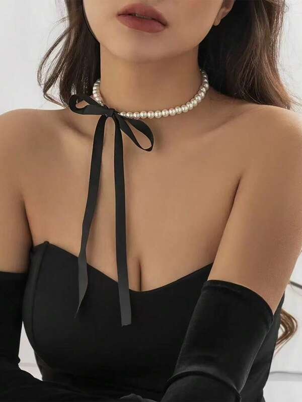1 colar elegante de pérolas artificiais bege, com laço de fita de veludo preto para destacar seu elegante pescoço de cisne, corrente gótica de clavícula com pérolas artificiais para casamento, estilo Y2K, adequado para mulheres usarem em reuniões diárias e férias. Ao dar presentes no Dia dos Namorados, as mulheres se sentem sufocadas.