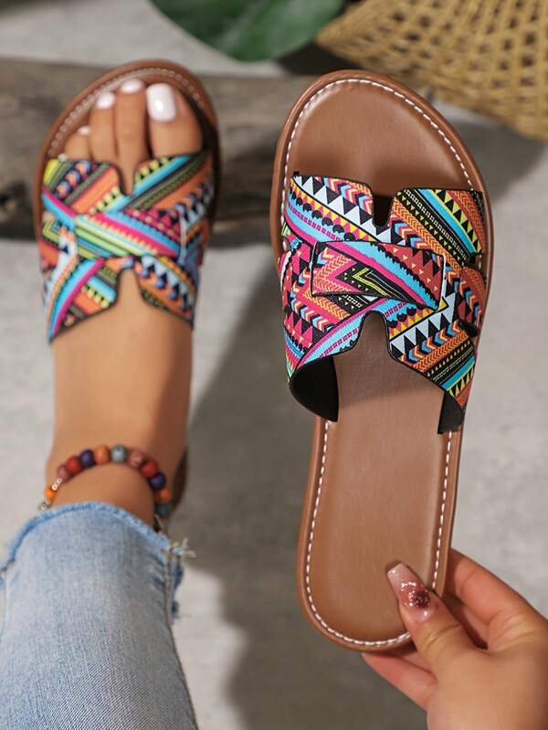 Nuovi sandali infradito piatti comodi e minimalisti per donne taglia forte, con punta rotonda e design traforato, scarpe casual alla moda per l'esterno, vacanze e spiaggia per l'estate