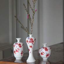 Jarrón de cerámica roja de ciruela: La morada poética de la elegancia oriental en los espacios occidentales. Estos jarrones de cerámica con flores de ciruelo rojo pintadas parecen haber salido directamente de un rollo de pintura oriental. En el contexto de la decoración del hogar europea y americana, rompen el molde convencional. El Body sencillo del jarrón combinado con el vibrante patrón de ciruelo rojo encarna la esencia del espíritu libre de la estética china, al tiempo que satisface la búsqueda occidental de una decoración personalizada. Al usar la cerámica como medio y el ciruelo rojo como motivo, el elegante estilo oriental extiende su presencia poética a los espacios de vida occidentales.